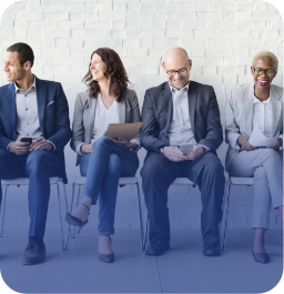 Plusieurs consultants d'entreprises assis sur des chaises toutes en lignes en train d'attendre une formation
